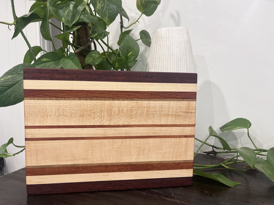MEDIUM EDGE GRAIN CUTTING BOARD