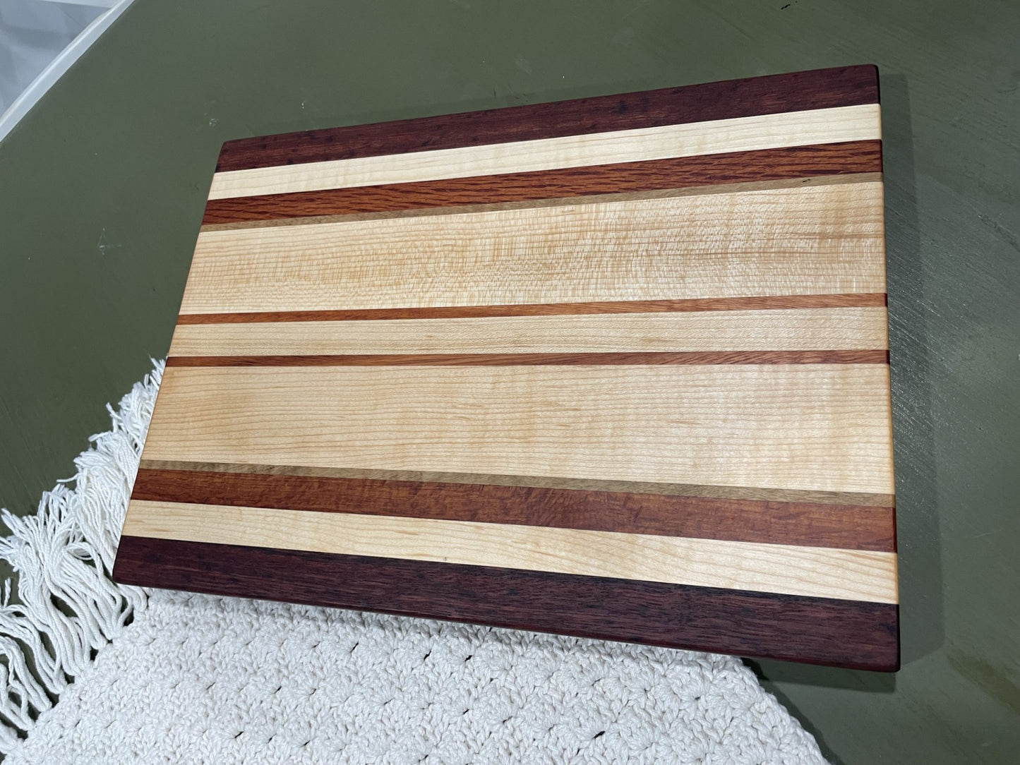 MEDIUM EDGE GRAIN CUTTING BOARD